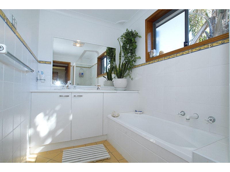 14 Bluewave Crescent, Forresters Beach NSW 2260