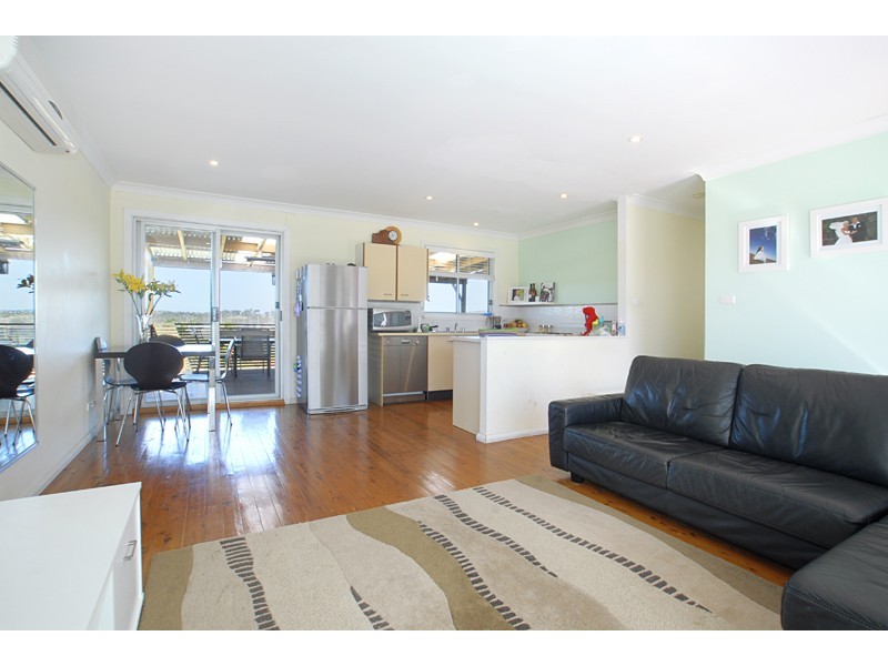 41 Valley View Rd, Bateau Bay NSW 2261