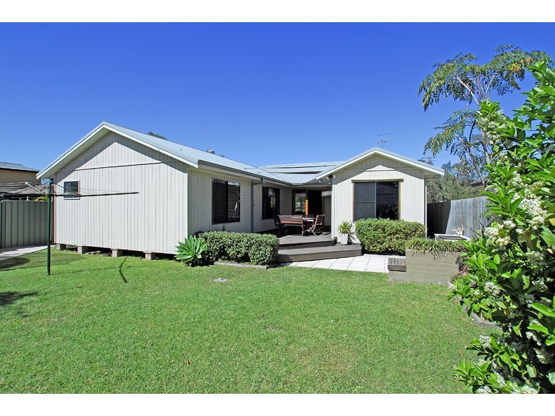 4 Lakedge Avenue, Berkeley Vale NSW 2261