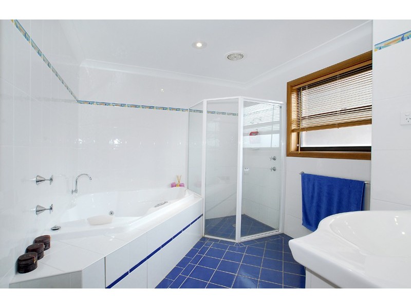 4 Seaspray Close, Bateau Bay NSW 2261