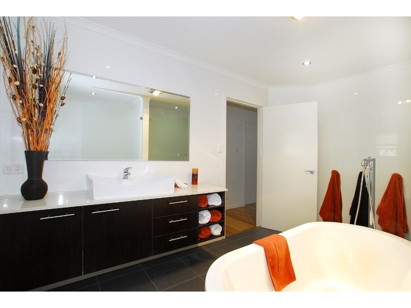 105a Lake Shore Dr, North Avoca NSW 2260