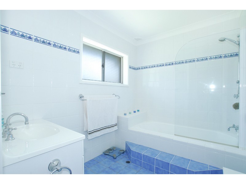 14 Hillcrest Avenue, Bateau Bay NSW 2261