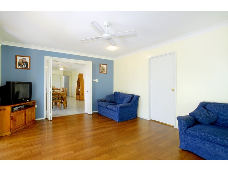 9 Molly Cl, Bateau Bay NSW 2261