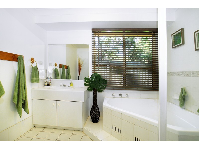 9 Molly Cl, Bateau Bay NSW 2261