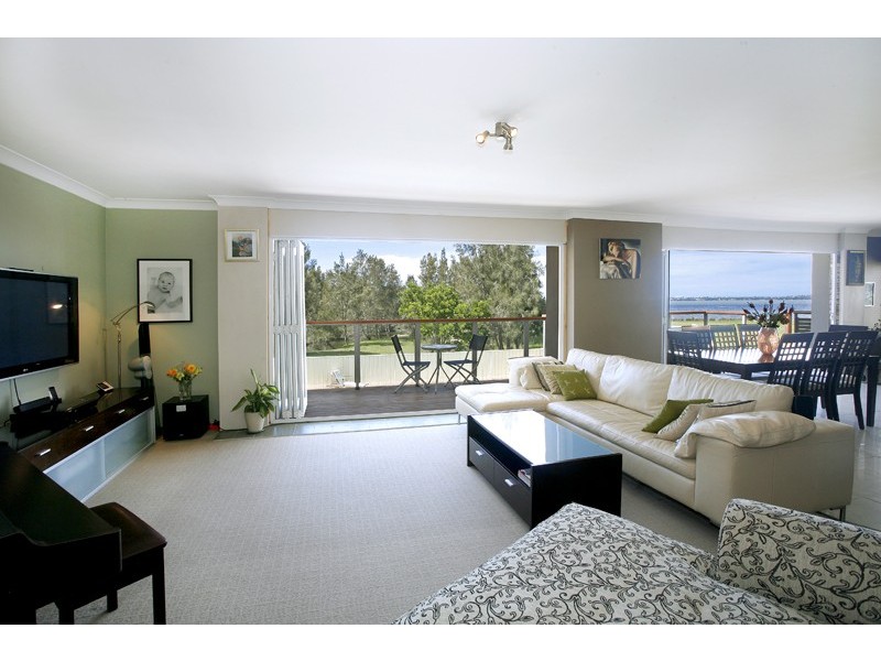 311 Lakedge Av, Berkeley Vale NSW 2261