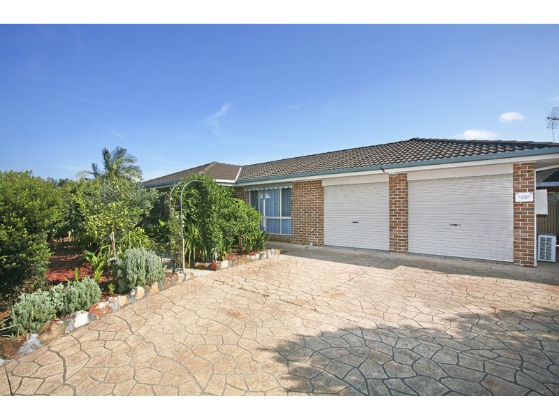 16 Castlereagh Cres, Bateau Bay NSW 2261