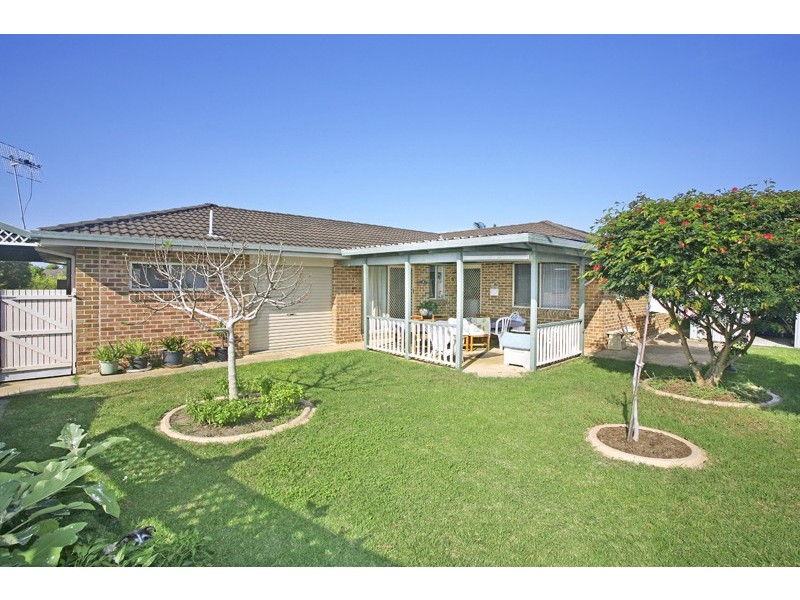 16 Castlereagh Cres, Bateau Bay NSW 2261