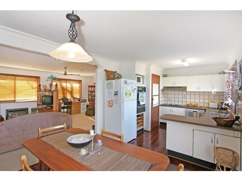 17 Valley View Rd, Bateau Bay NSW 2261