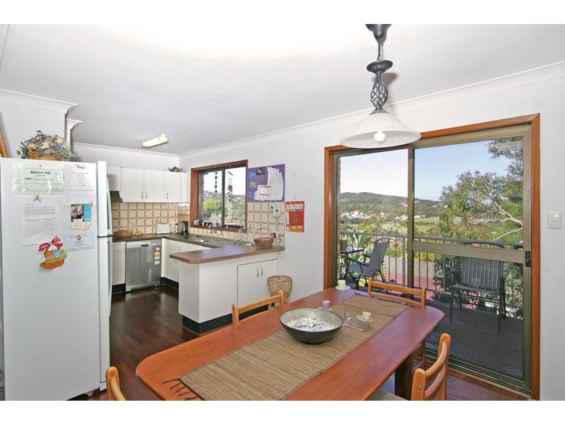 17 Valley View Rd, Bateau Bay NSW 2261