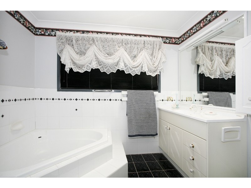 25 Macintyre St, Bateau Bay NSW 2261