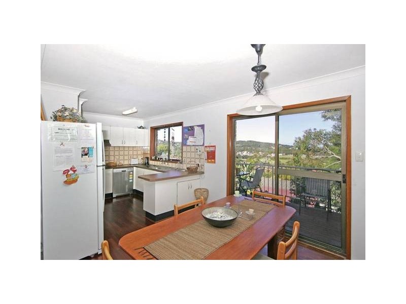 17 Valley View Rd, Bateau Bay NSW 2261