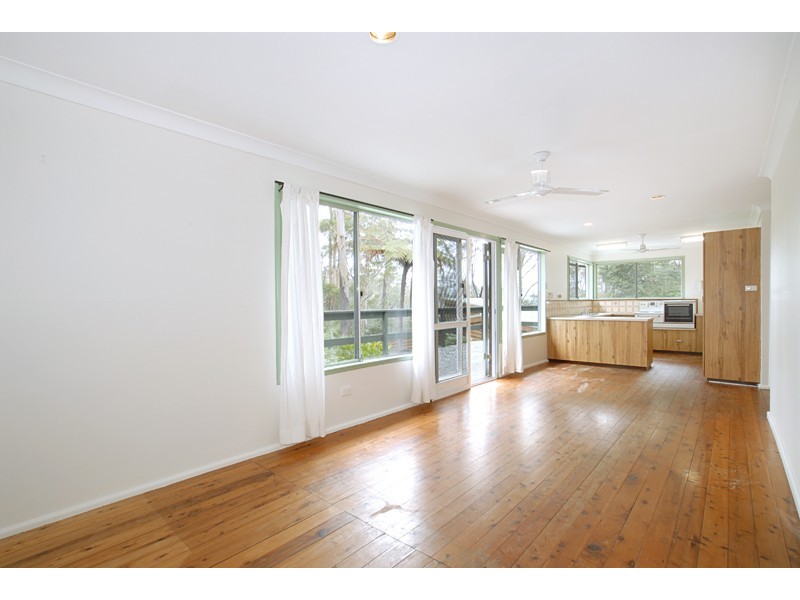 122 Lake Shore Drive, North Avoca NSW 2260