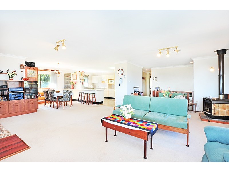 16 Yakaloo Cr, Forresters Beach NSW 2260