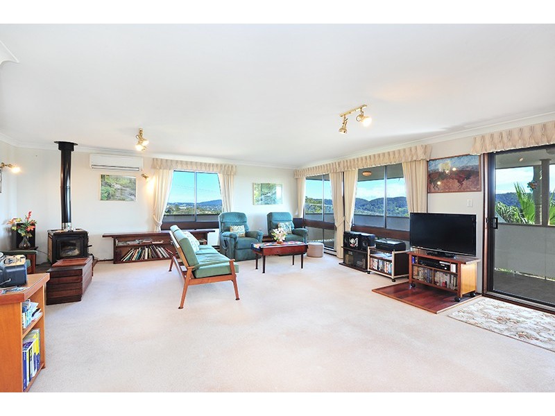 16 Yakaloo Cr, Forresters Beach NSW 2260