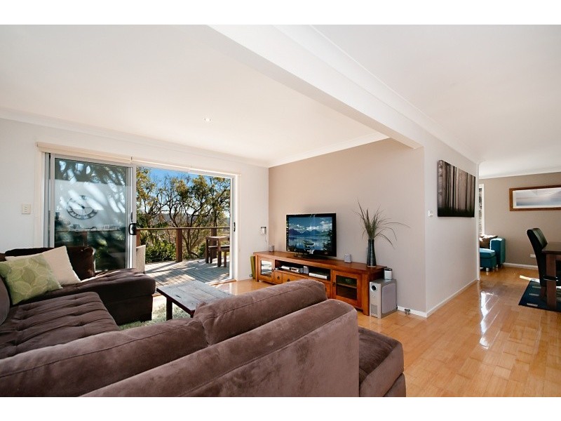 22 Yakaloo Crescent, Forresters Beach NSW 2260