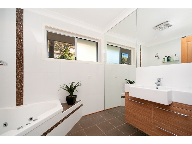 22 Yakaloo Crescent, Forresters Beach NSW 2260