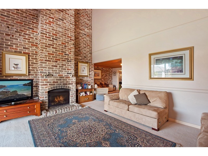 7 Oceanside Cl, Bateau Bay NSW 2261