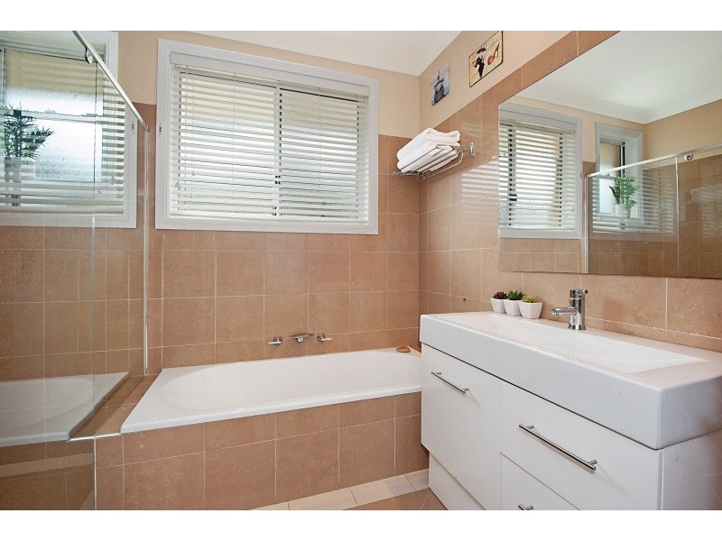 10 Orana Street, Green Point NSW 2251