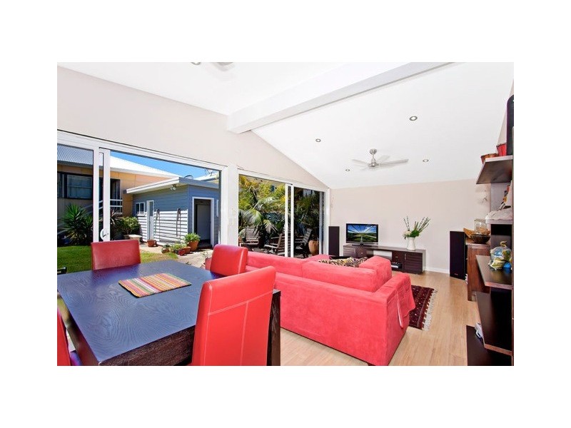 18 North Avoca Pde, North Avoca NSW 2260