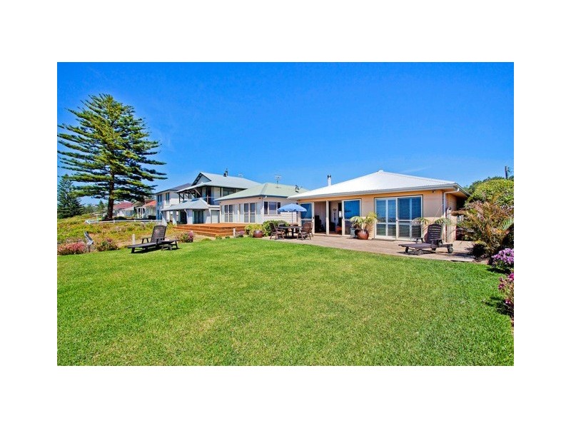 18 North Avoca Pde, North Avoca NSW 2260