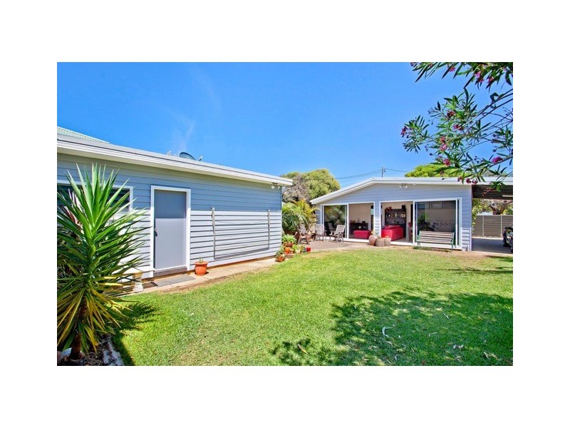 18 North Avoca Pde, North Avoca NSW 2260