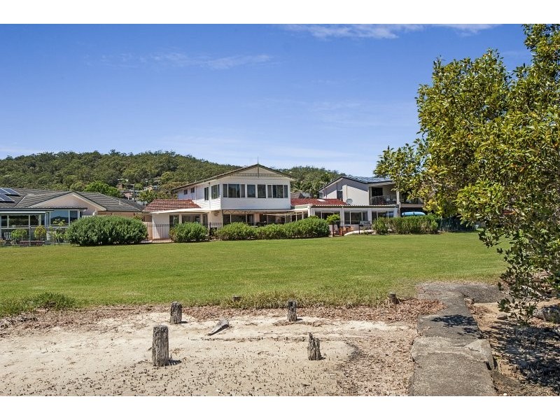 9 Bayside Drive, Green Point NSW 2251