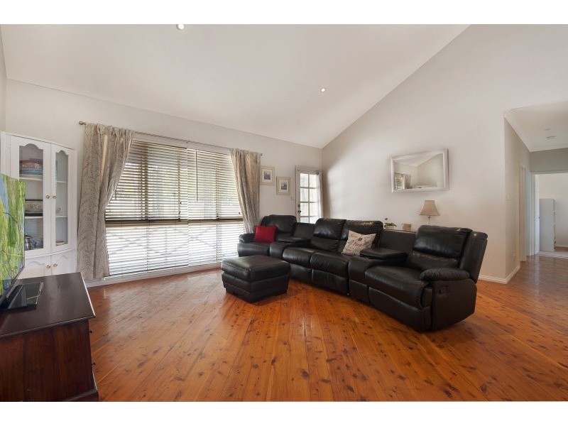 12 Holloway Drive, Jilliby NSW 2259