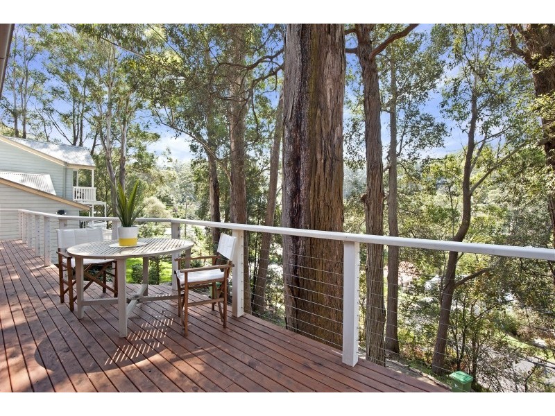 4 Harcourt Place, North Avoca NSW 2260