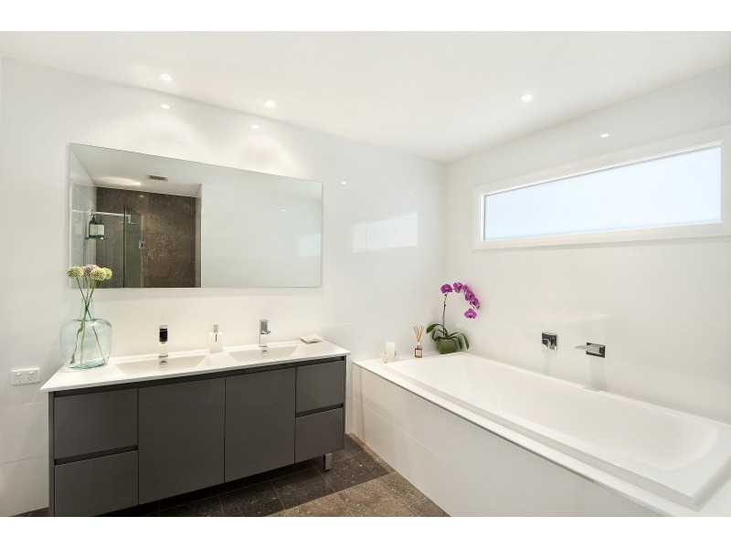 4 Harcourt Place, North Avoca NSW 2260