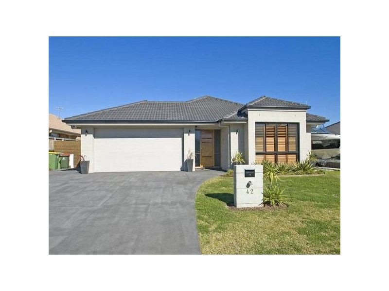 42 Bataan Circuit, Bateau Bay NSW 2261