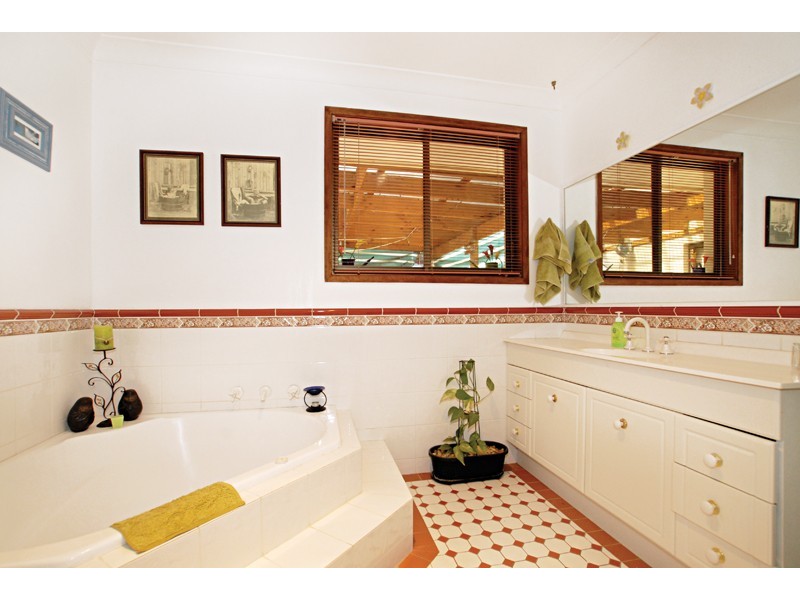 25 Lakeshore Drive, North Avoca NSW 2260