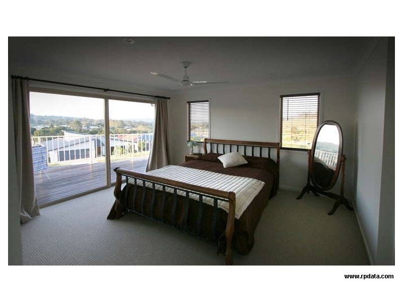 8 Dalzell Court, Nambour QLD 4560