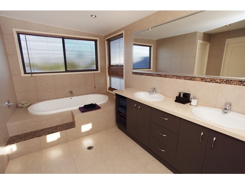 4 Undanbi Lane, Twin Waters QLD 4564