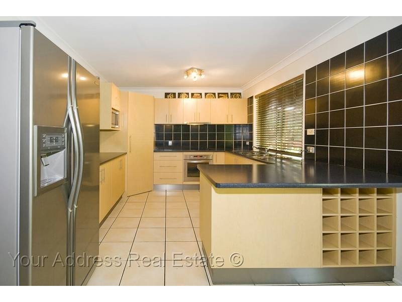 8 Danvers Court, Hillcrest QLD 4118