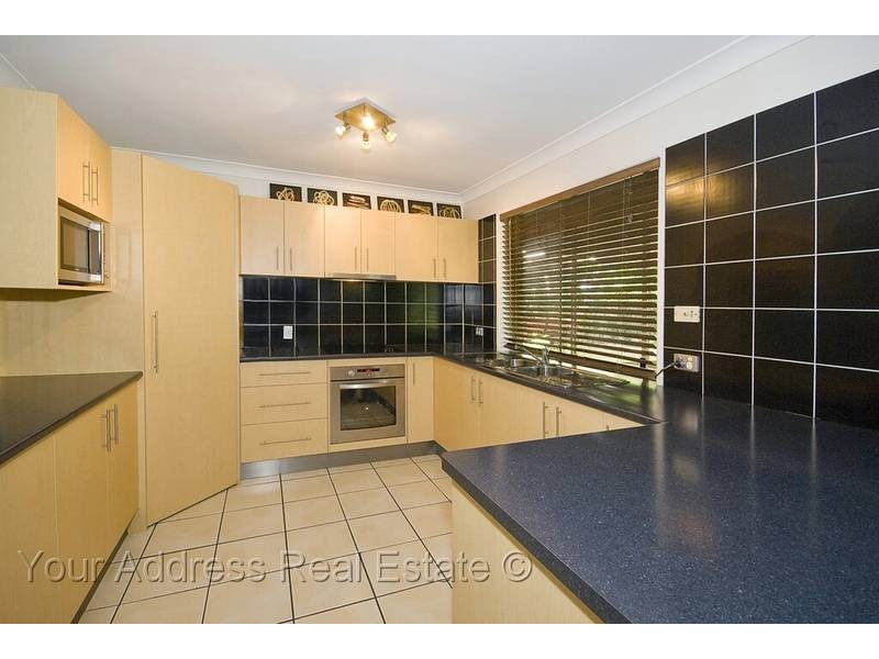 8 Danvers Court, Hillcrest QLD 4118