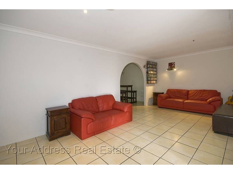 8 Danvers Court, Hillcrest QLD 4118