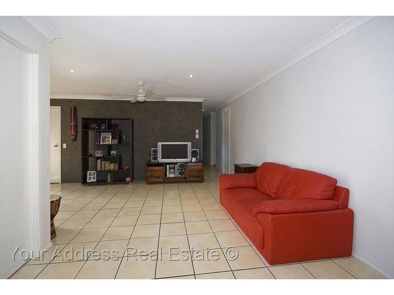 8 Danvers Court, Hillcrest QLD 4118