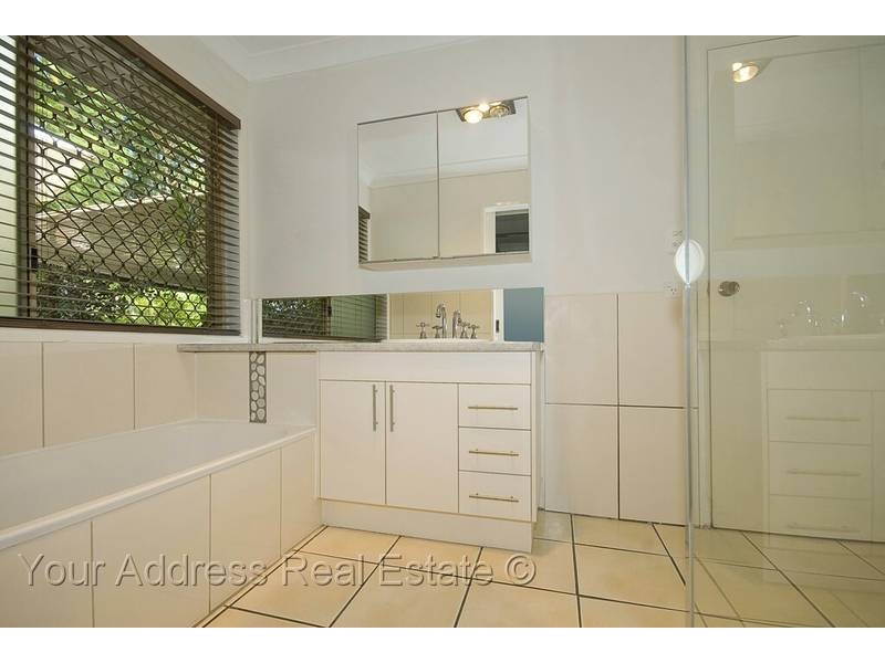 8 Danvers Court, Hillcrest QLD 4118