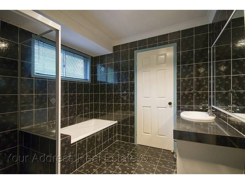 7 Calluna Court, Regents Park QLD 4118