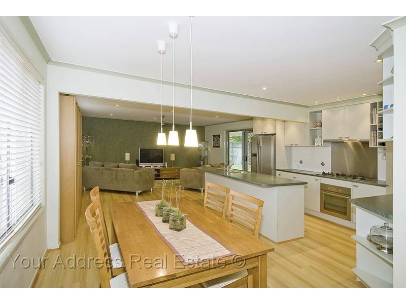 16 Carlos Street, Hillcrest QLD 4118