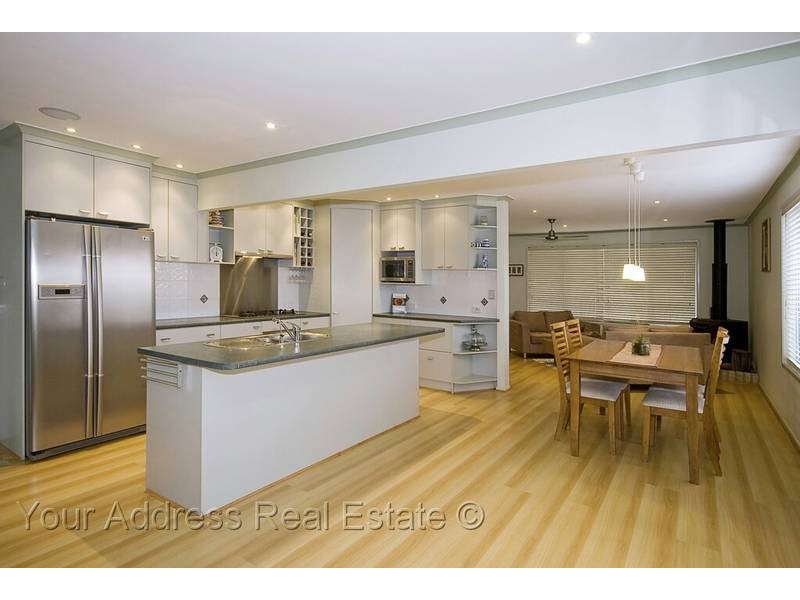 16 Carlos Street, Hillcrest QLD 4118