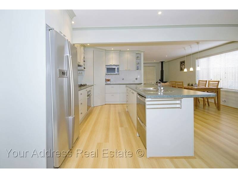 16 Carlos Street, Hillcrest QLD 4118