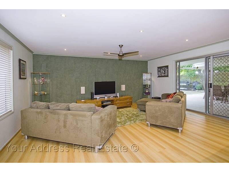 16 Carlos Street, Hillcrest QLD 4118