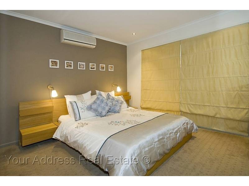 16 Carlos Street, Hillcrest QLD 4118
