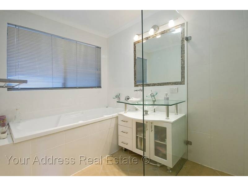 16 Carlos Street, Hillcrest QLD 4118