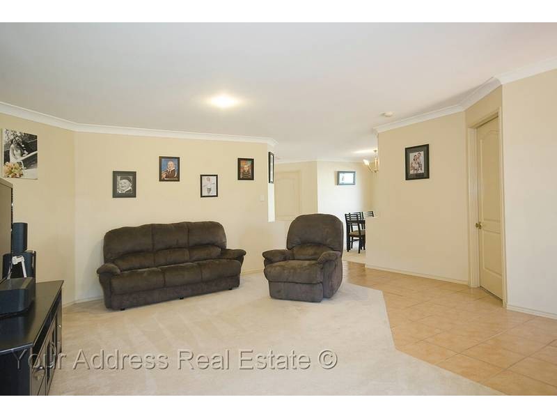 9 Newland Cres, Parkinson QLD 4115