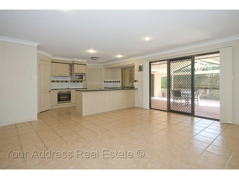 9 Newland Cres, Parkinson QLD 4115