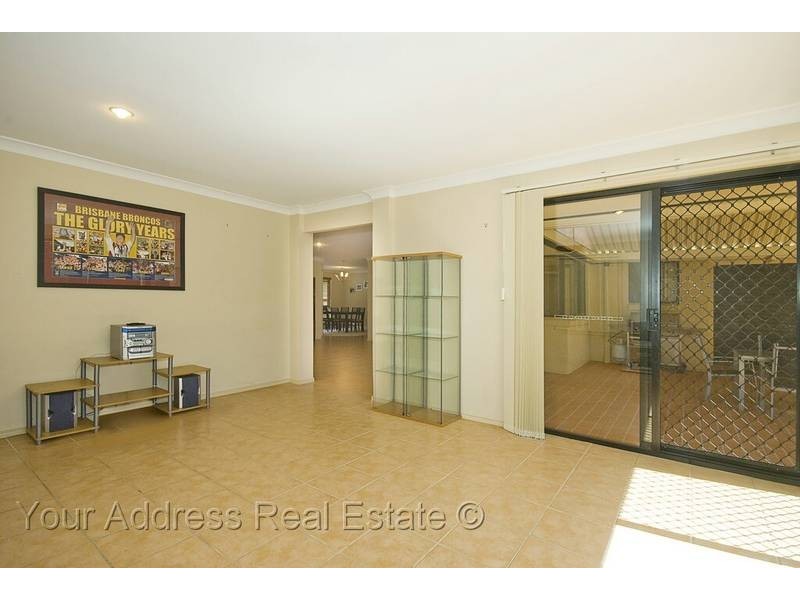 9 Newland Cres, Parkinson QLD 4115