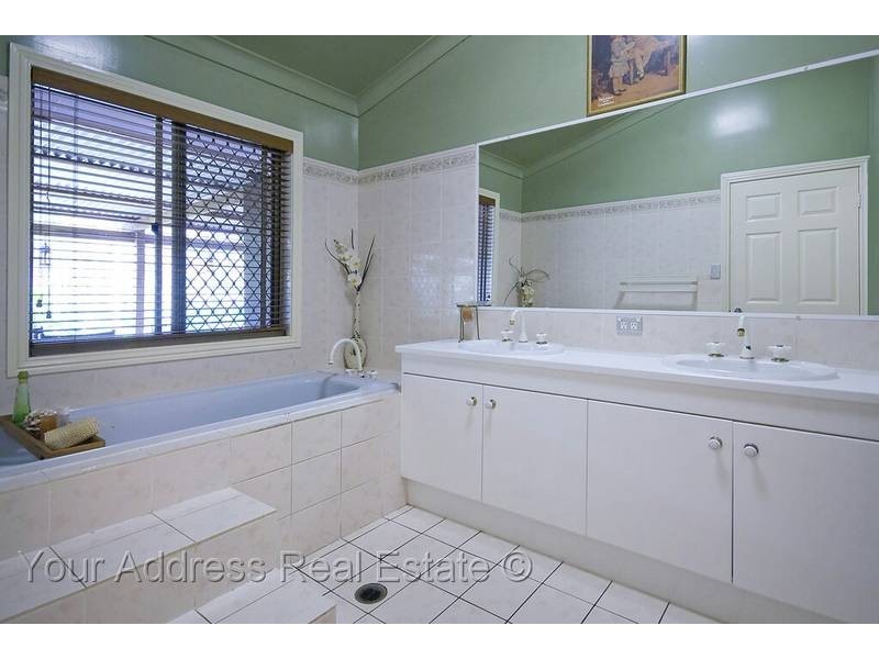 64 Parkroyal Crescent, Regents Park QLD 4118