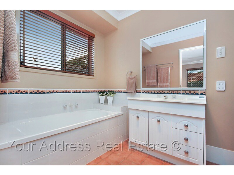 4 McIntyre Street, Hillcrest QLD 4118